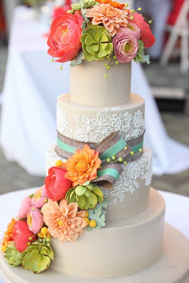 Overflowing with Cuteness: 10 Lovely Ribbon-Adorned Wedding Cakes!にて紹介している画像