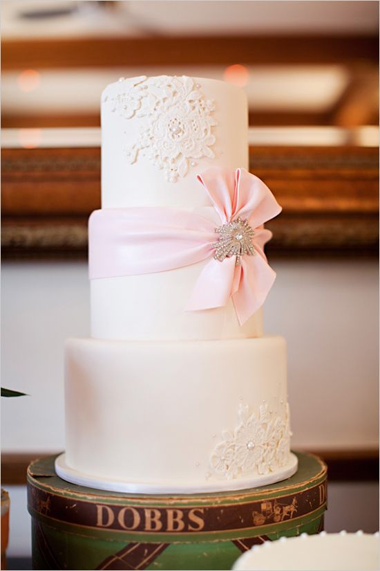 Overflowing with Cuteness: 10 Lovely Ribbon-Adorned Wedding Cakes!にて紹介している画像