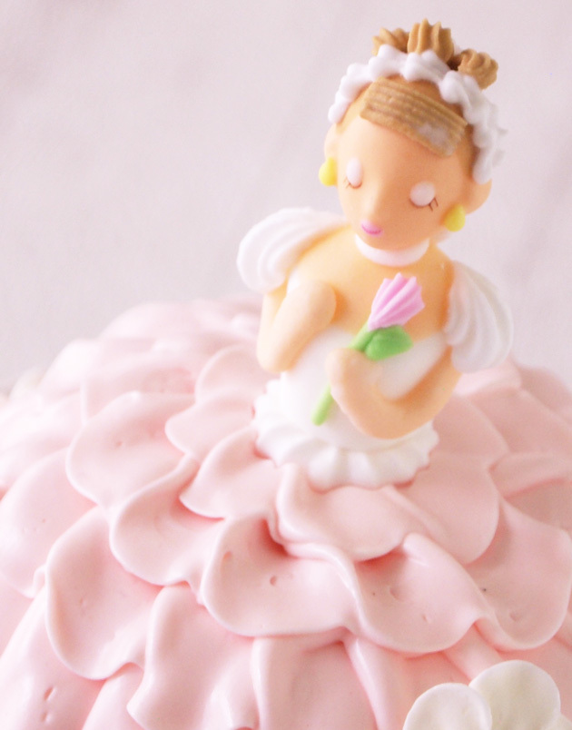 乙女カラーの可愛すぎるウェディングケーキ♡『Anniversary』で買えるケーキカタログ♩にて紹介している画像