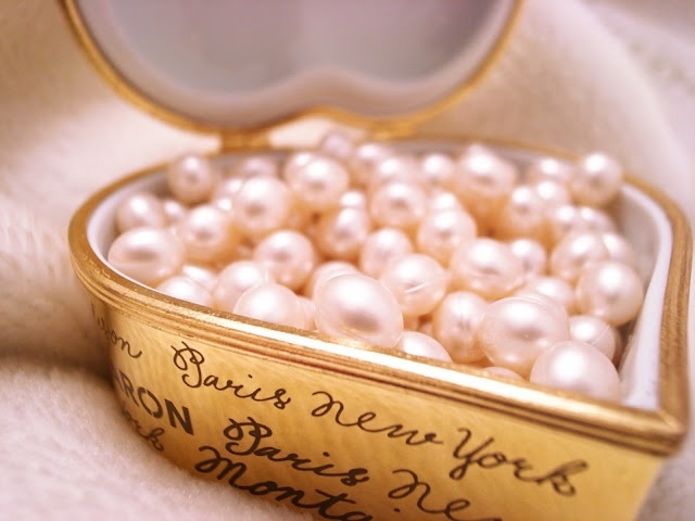 "The Charming Legend of the Angel of Happiness: Adorable 'Pearl Shower' Crafted with Bride's Gem - Pearls!"にて紹介している画像