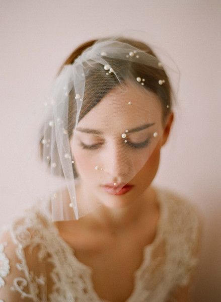 A Must-See for Stylish Brides: The Highly Anticipated Berry Short Veil Offers Many Great Benefits!にて紹介している画像