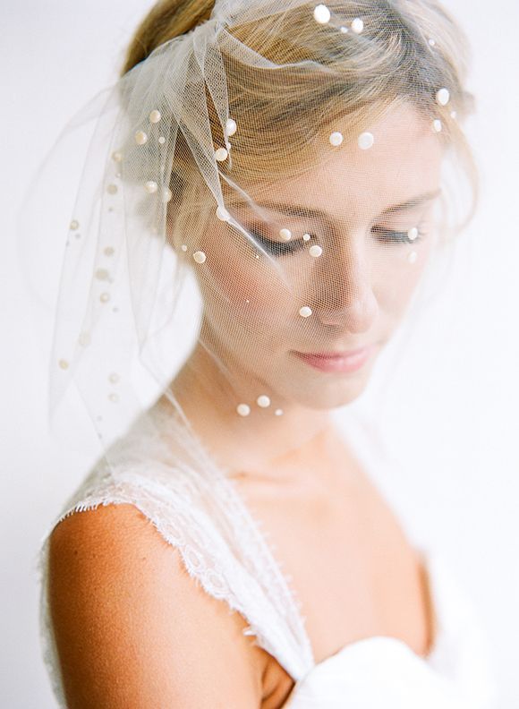A Must-See for Stylish Brides: The Highly Anticipated Berry Short Veil Offers Many Great Benefits!にて紹介している画像
