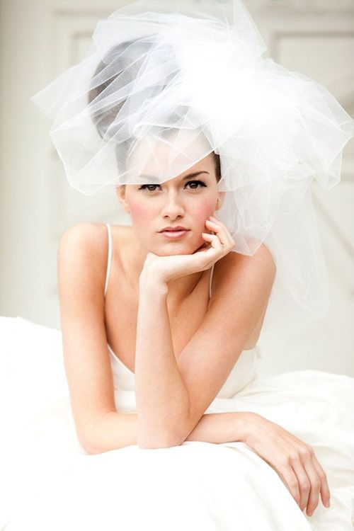 A Must-See for Stylish Brides: The Highly Anticipated Berry Short Veil Offers Many Great Benefits!にて紹介している画像