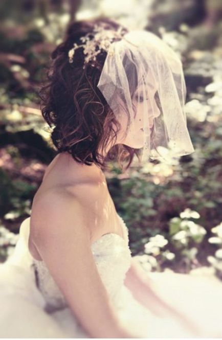 A Must-See for Stylish Brides: The Highly Anticipated Berry Short Veil Offers Many Great Benefits!にて紹介している画像