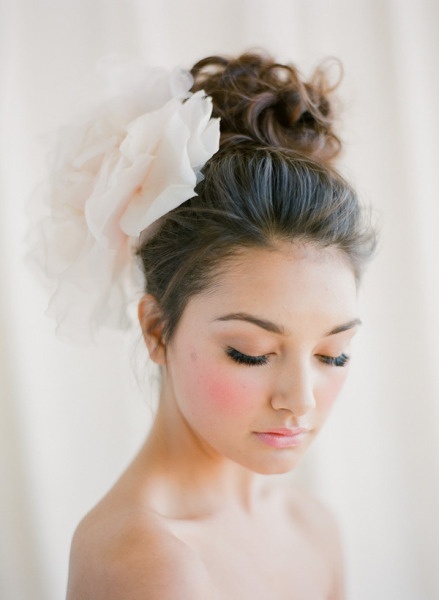 "10 Bride Updo Hairstyles That Will Make Everyone Say 'You Look Absolutely Cute Today♡' and Fall in Love with You!"にて紹介している画像