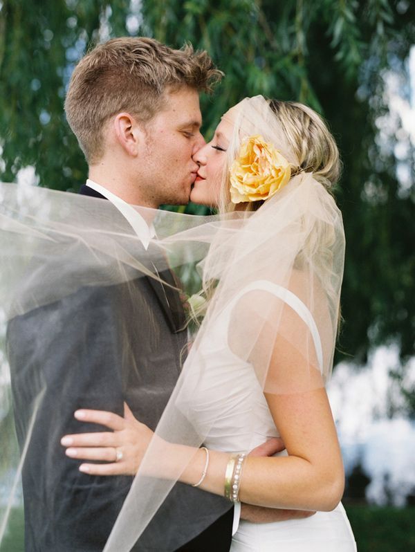 Romantic Hair Arrangements with Flowers and Veils that Make Your Heart Flutter ♡にて紹介している画像