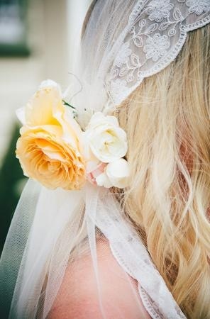 Romantic Hair Arrangements with Flowers and Veils that Make Your Heart Flutter ♡にて紹介している画像