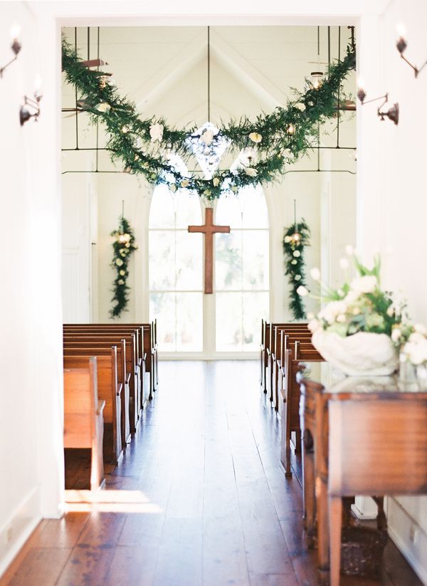 5 Stylish Churches with Chapels for an Unforgettable Wedding Ceremony ♡にて紹介している画像