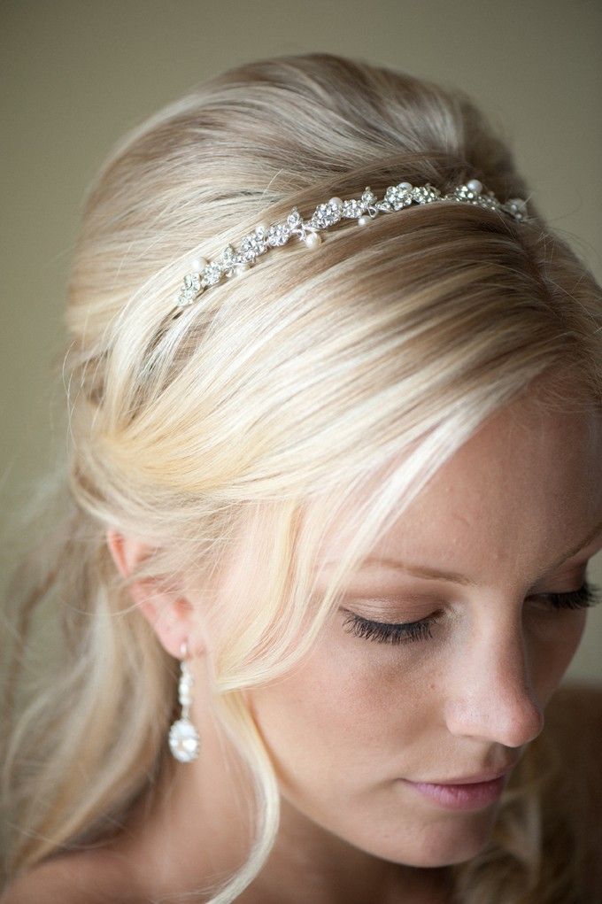 Magical Hair and Makeup: A Collection of Perfect Headband Designs for Brides♡にて紹介している画像