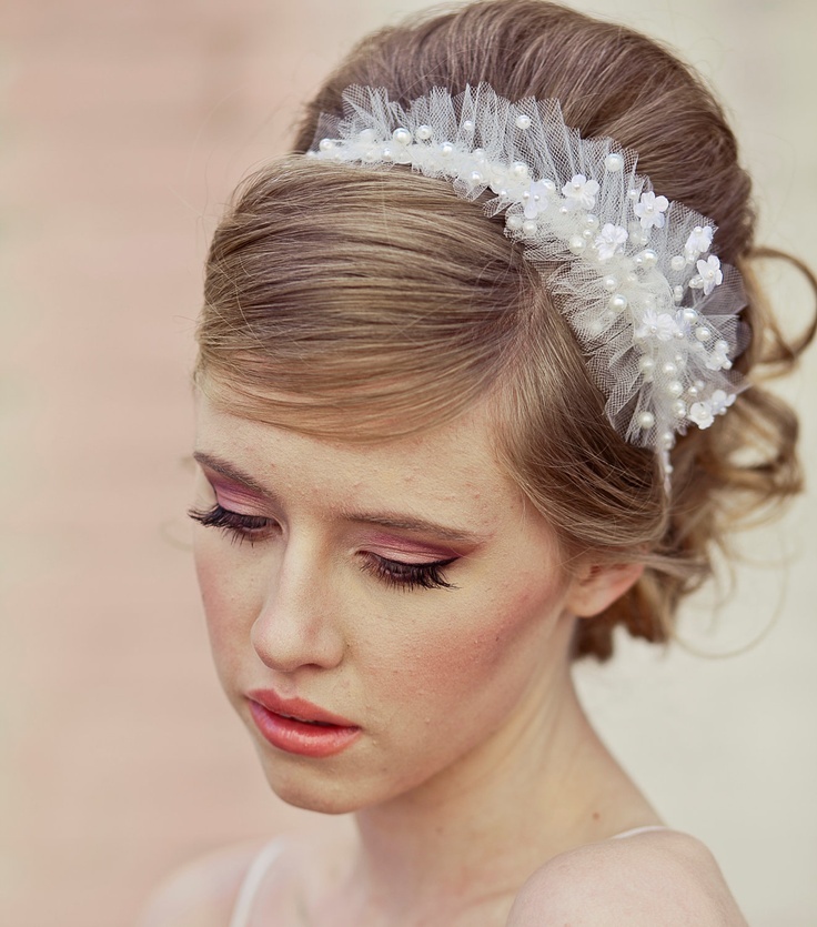 Magical Hair and Makeup: A Collection of Perfect Headband Designs for Brides♡にて紹介している画像