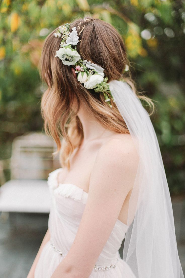 Romantic Hair Arrangements with Flowers and Veils that Make Your Heart Flutter ♡にて紹介している画像