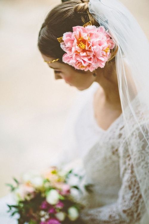 Romantic Hair Arrangements with Flowers and Veils that Make Your Heart Flutter ♡にて紹介している画像