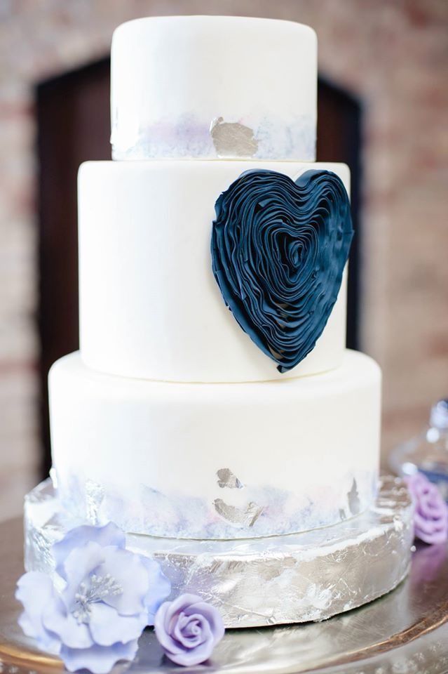 Adorable Heart-themed Wedding Cakes: A Collection of Enchanting Inspirationsにて紹介している画像