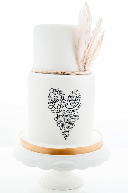 Adorable Heart-themed Wedding Cakes: A Collection of Enchanting Inspirationsにて紹介している画像
