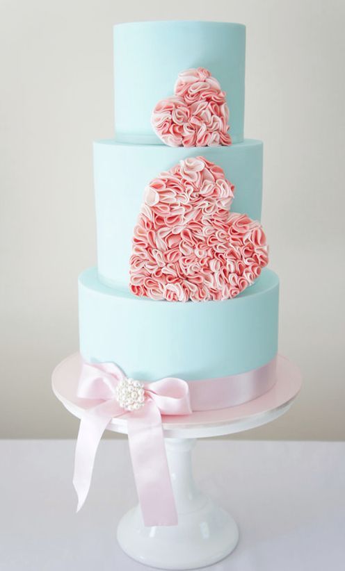Adorable Heart-themed Wedding Cakes: A Collection of Enchanting Inspirationsにて紹介している画像