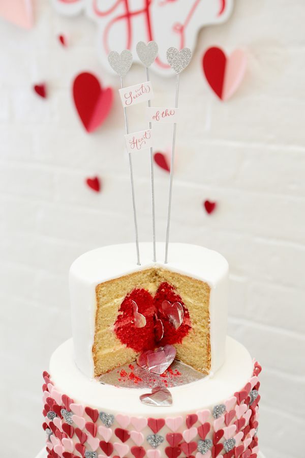 Adorable Heart-themed Wedding Cakes: A Collection of Enchanting Inspirationsにて紹介している画像