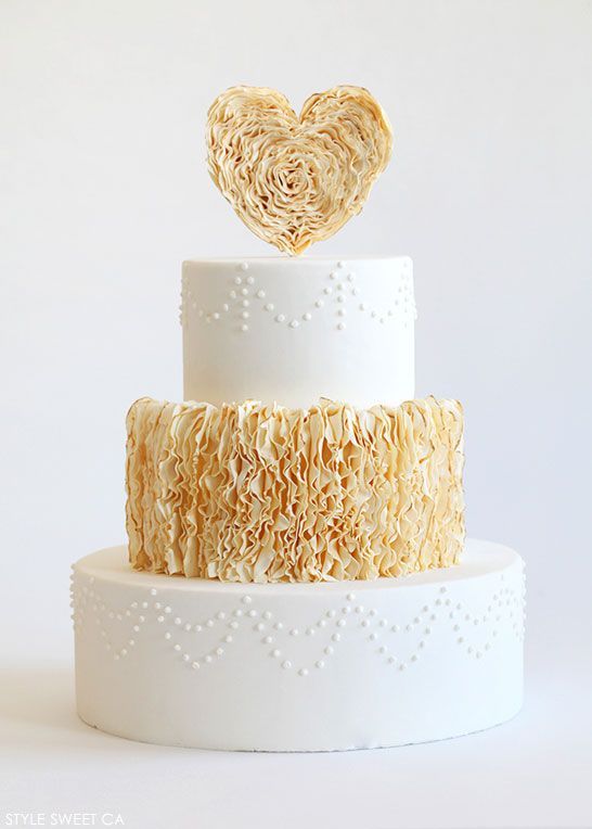 Adorable Heart-themed Wedding Cakes: A Collection of Enchanting Inspirationsにて紹介している画像