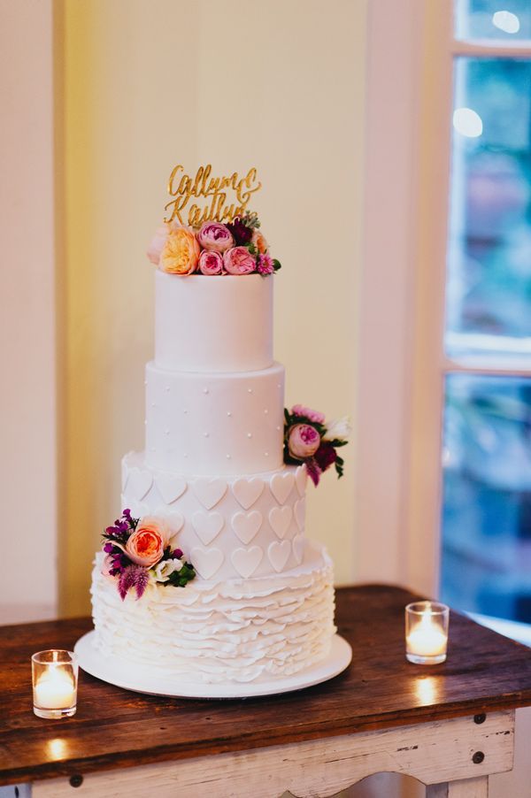 Adorable Heart-themed Wedding Cakes: A Collection of Enchanting Inspirationsにて紹介している画像