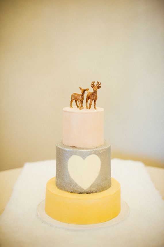 Adorable Heart-themed Wedding Cakes: A Collection of Enchanting Inspirationsにて紹介している画像
