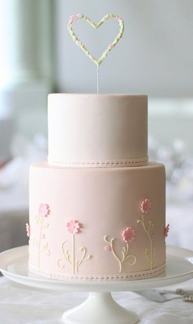 Adorable Heart-themed Wedding Cakes: A Collection of Enchanting Inspirationsにて紹介している画像