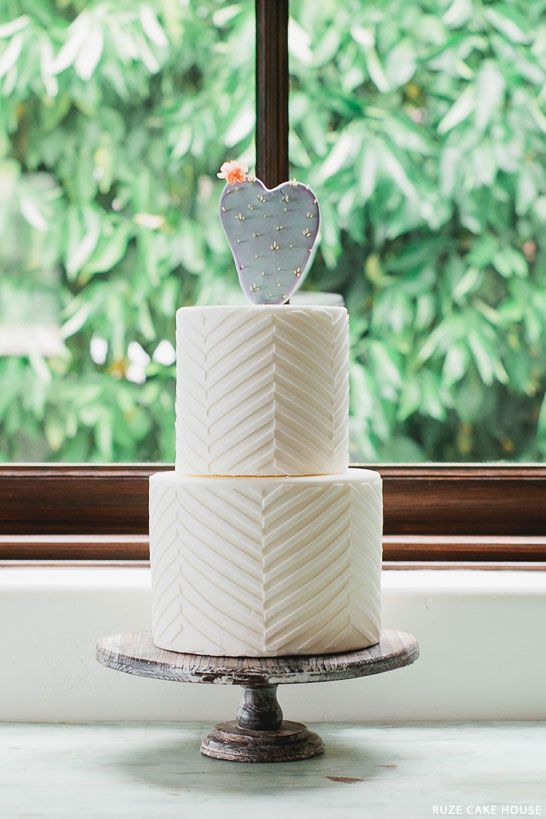 Adorable Heart-themed Wedding Cakes: A Collection of Enchanting Inspirationsにて紹介している画像