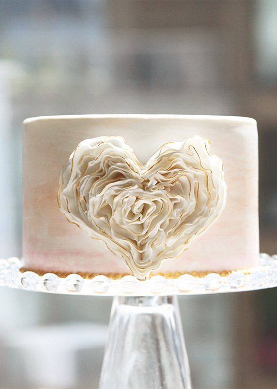 Adorable Heart-themed Wedding Cakes: A Collection of Enchanting Inspirationsにて紹介している画像