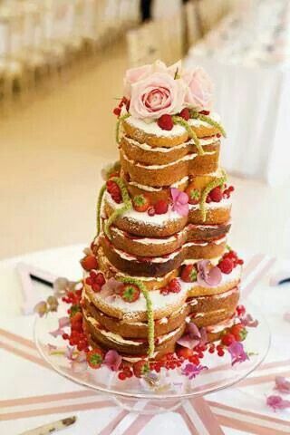 Adorable Heart-themed Wedding Cakes: A Collection of Enchanting Inspirationsにて紹介している画像