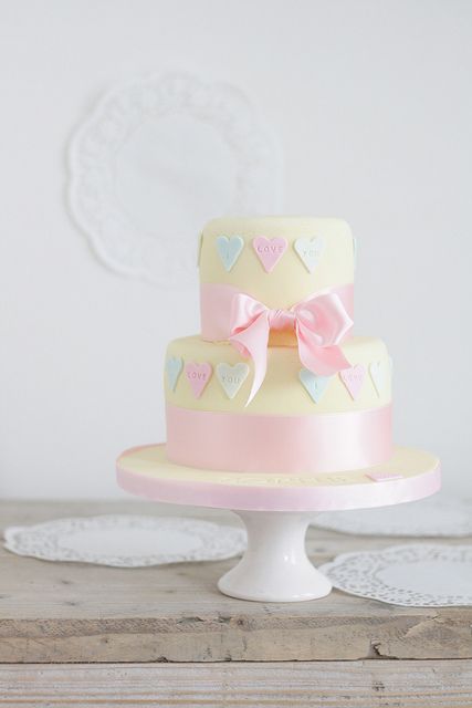 Adorable Heart-themed Wedding Cakes: A Collection of Enchanting Inspirationsにて紹介している画像