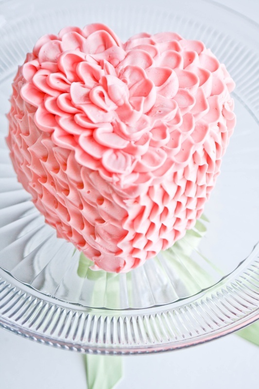 Adorable Heart-themed Wedding Cakes: A Collection of Enchanting Inspirationsにて紹介している画像