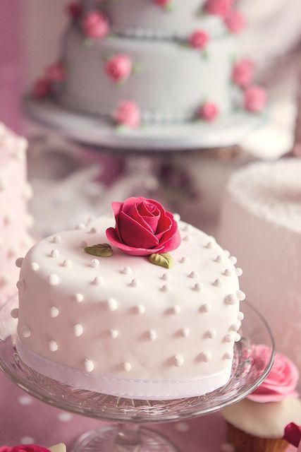 Adorable Heart-themed Wedding Cakes: A Collection of Enchanting Inspirationsにて紹介している画像