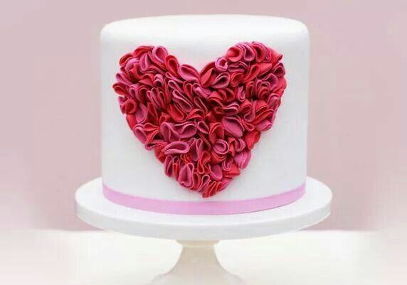 Adorable Heart-themed Wedding Cakes: A Collection of Enchanting Inspirationsにて紹介している画像