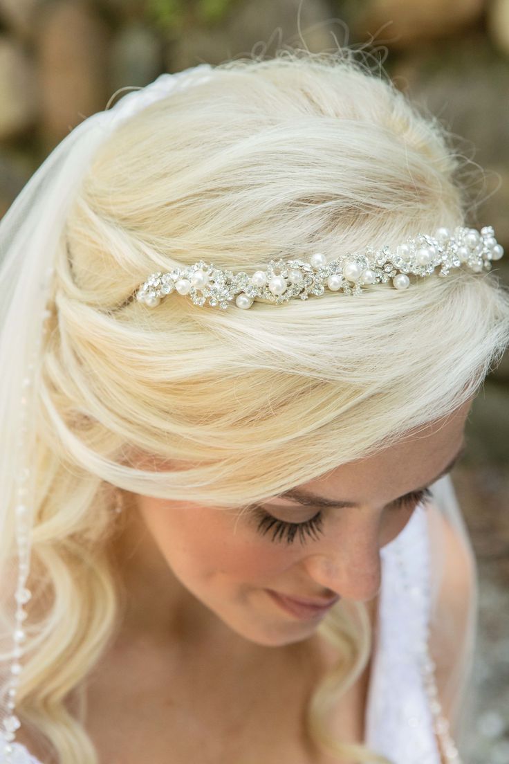 Elegant Adult Hairstyles: Cute Arrangements Using Pearl Hair Accessories♡にて紹介している画像