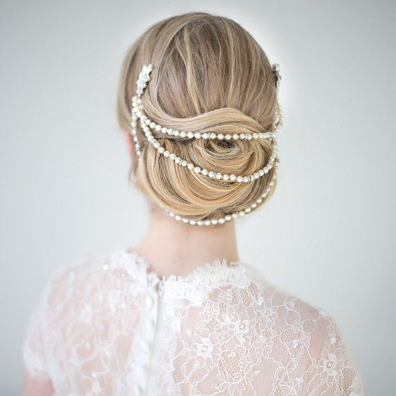 Elegant Adult Hairstyles: Cute Arrangements Using Pearl Hair Accessories♡にて紹介している画像