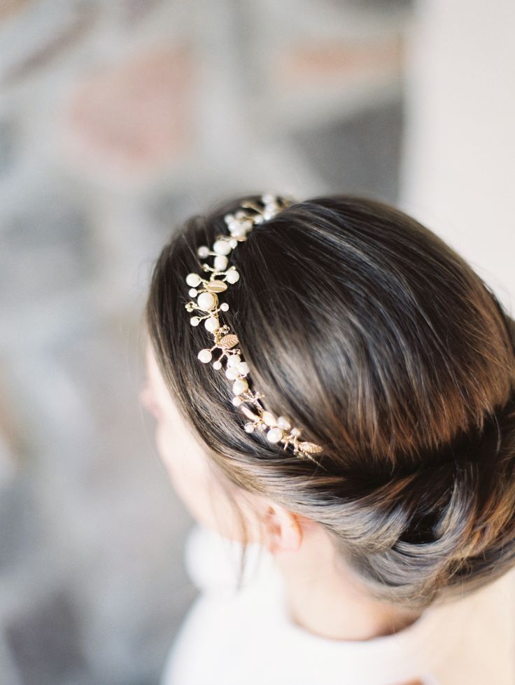 Elegant Adult Hairstyles: Cute Arrangements Using Pearl Hair Accessories♡にて紹介している画像