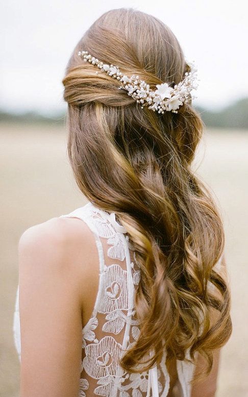 Elegant Adult Hairstyles: Cute Arrangements Using Pearl Hair Accessories♡にて紹介している画像