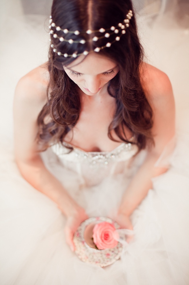 Elegant Adult Hairstyles: Cute Arrangements Using Pearl Hair Accessories♡にて紹介している画像