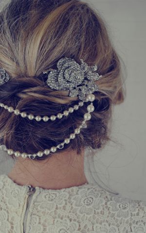Elegant Adult Hairstyles: Cute Arrangements Using Pearl Hair Accessories♡にて紹介している画像