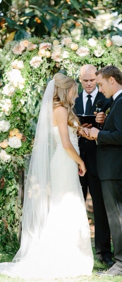 "Let's Review the Flow of a Christian Wedding Ceremony: A Moment to Pledge Eternal Love Before God"にて紹介している画像