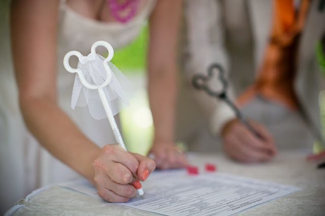 "Let's Review the Flow of a Christian Wedding Ceremony: A Moment to Pledge Eternal Love Before God"にて紹介している画像