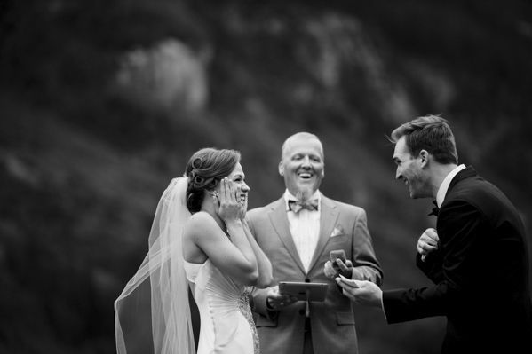 "Let's Review the Flow of a Christian Wedding Ceremony: A Moment to Pledge Eternal Love Before God"にて紹介している画像