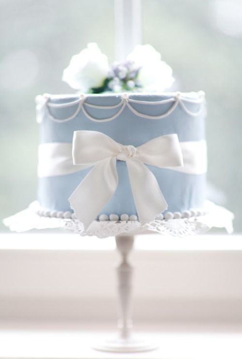 Adorably Irresistible♡ Swoon Over the Aqua Blue Wedding Cake!にて紹介している画像