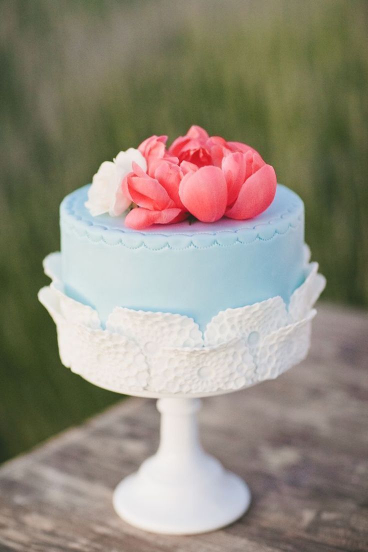 Adorably Irresistible♡ Swoon Over the Aqua Blue Wedding Cake!にて紹介している画像