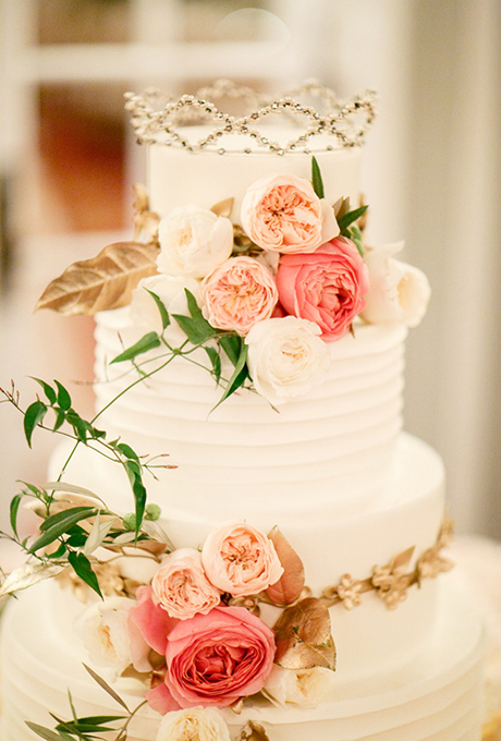 The Adorable Charm of Using a Crown as a Cake Topper for Weddings: A Hidden Meaning Behind It!にて紹介している画像