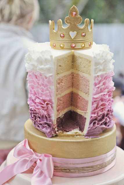 The Adorable Charm of Using a Crown as a Cake Topper for Weddings: A Hidden Meaning Behind It!にて紹介している画像