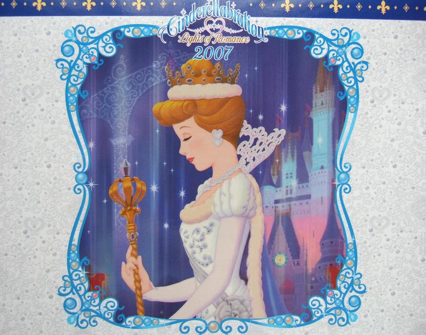 The Adorable Charm of Using a Crown as a Cake Topper for Weddings: A Hidden Meaning Behind It!にて紹介している画像