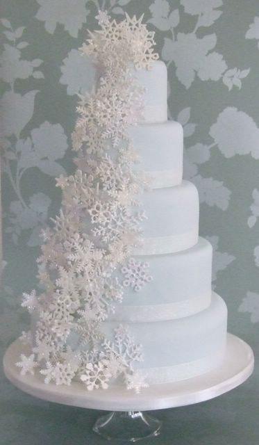 Adorably Irresistible♡ Swoon Over the Aqua Blue Wedding Cake!にて紹介している画像