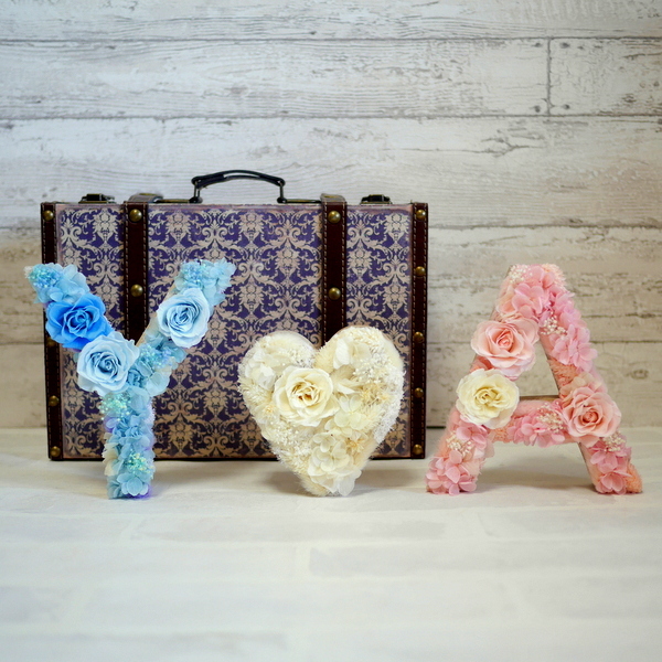 高砂に置いてもウェルカムスペースに置いても可愛い♡素材別イニシャルオブジェのデザイン4選！にて紹介している画像