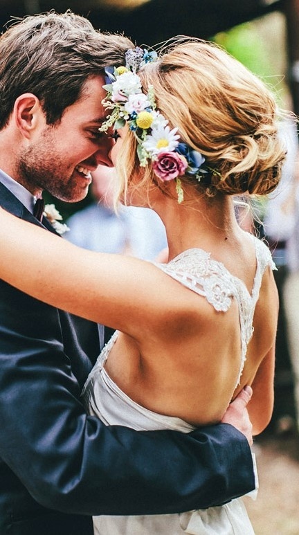 What Flower Crown Design Do You Like? A Cute Collection of Flower Crowns for Brides by Color✳︎にて紹介している画像