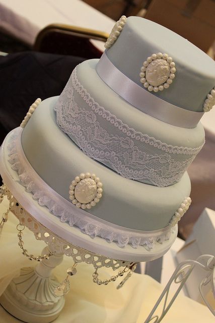 Adorably Irresistible♡ Swoon Over the Aqua Blue Wedding Cake!にて紹介している画像