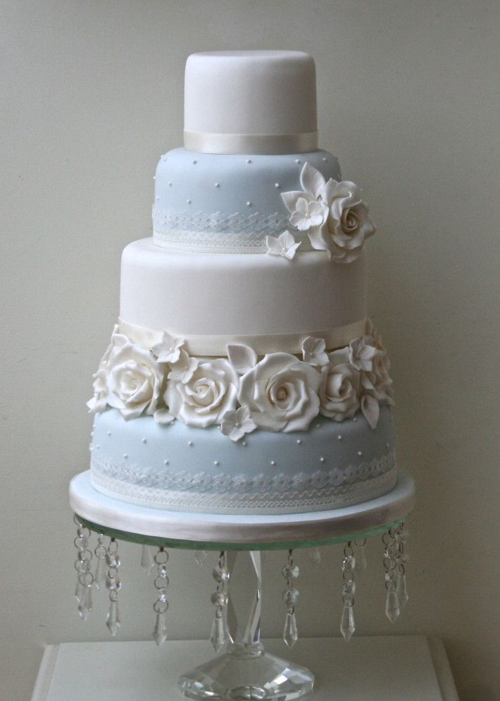 Adorably Irresistible♡ Swoon Over the Aqua Blue Wedding Cake!にて紹介している画像